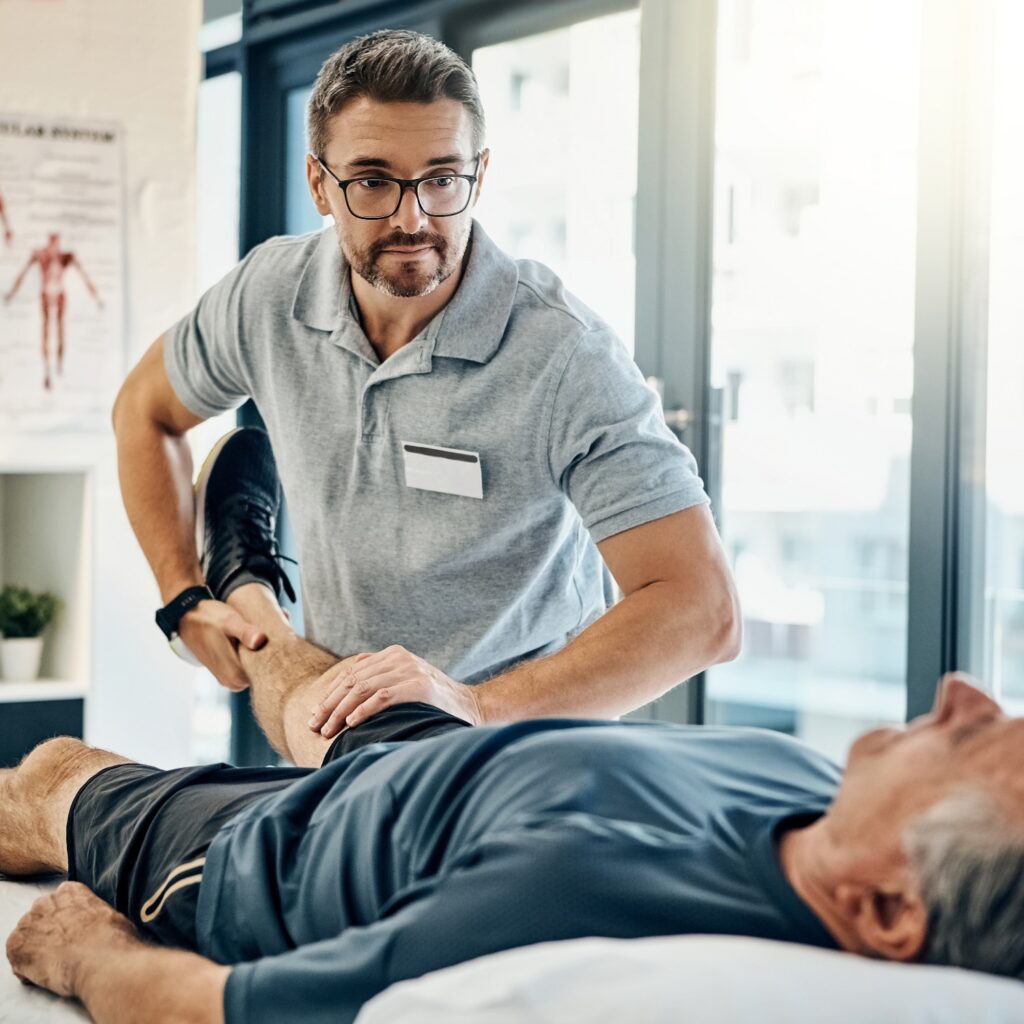 Physiotherapie, Senioren und Dehnübungen für gesunde Knie, ärztliche Beratung und Betreuung bei Verletzungen. Beratung, Chiropraktik und Physiotherapie mit Rehabilitation und Betreuung in der Arztpraxis