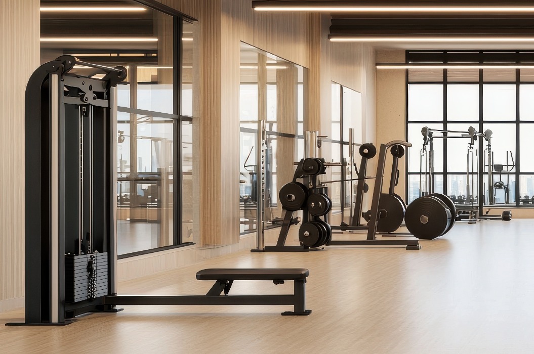 Trainingseinheit im Fitnessstudio – moderne Innenausstattung eines Fitnesscenters – helle Umgebung – Weitwinkelaufnahme – Gesundheits- und Wellnesskonzept
