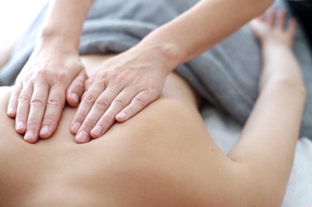 Nahaufnahme einer Rückenmassage in einem Wellness-Salon