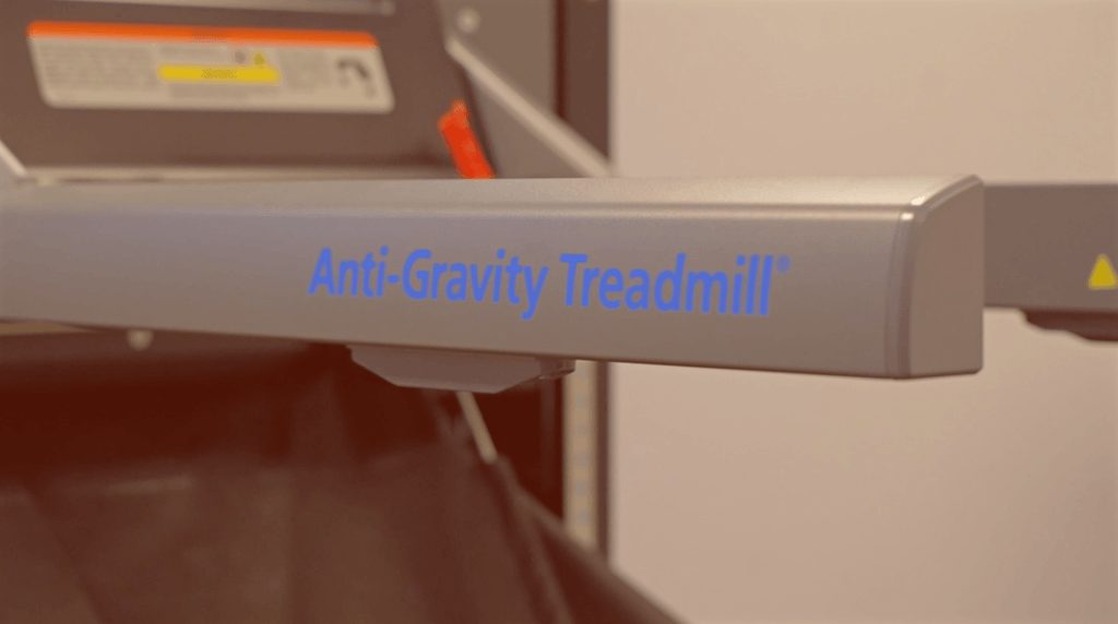 Silberner Haltegriff eines Anti-Gravity Treadmills mit blauer Beschriftung